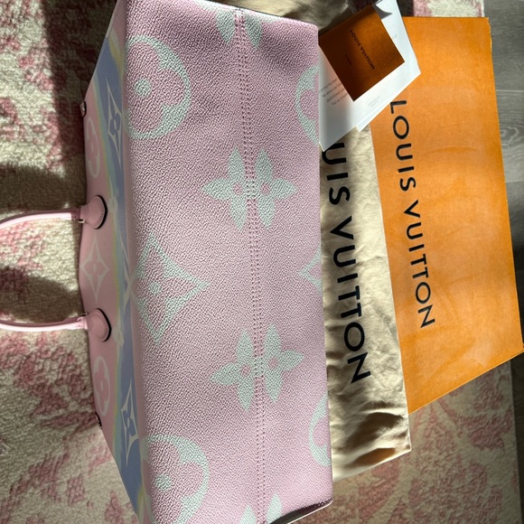 Louis Vuitton OnTheGo GM Monogram Escale Pastel - Picture 9 of 15